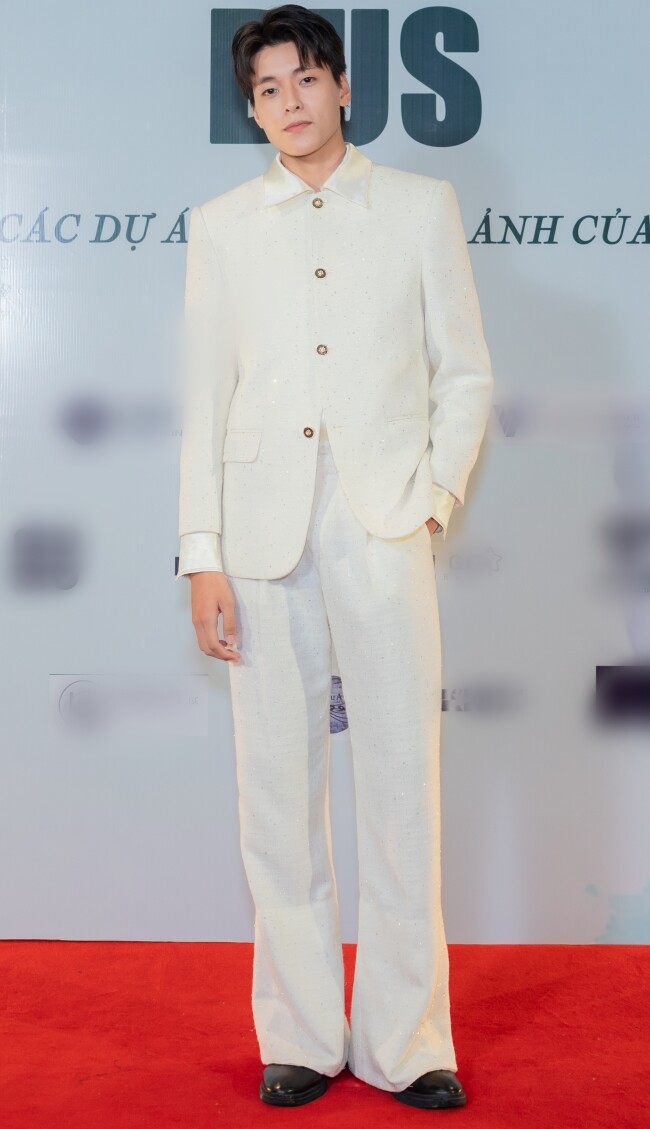 Con trai của Mai Thu Huyền sở hữu đôi chân dài ấn tượng.