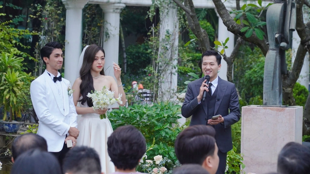 MC VTV Trần Ngọc (ngoài cùng bên phải) từng dẫn chương trình tại đám cưới Bình An - Phương Nga. Anh được dự đoán sẽ tiếp tục phụ trách đám cưới của Ngọc Huyền - Đình Tú.