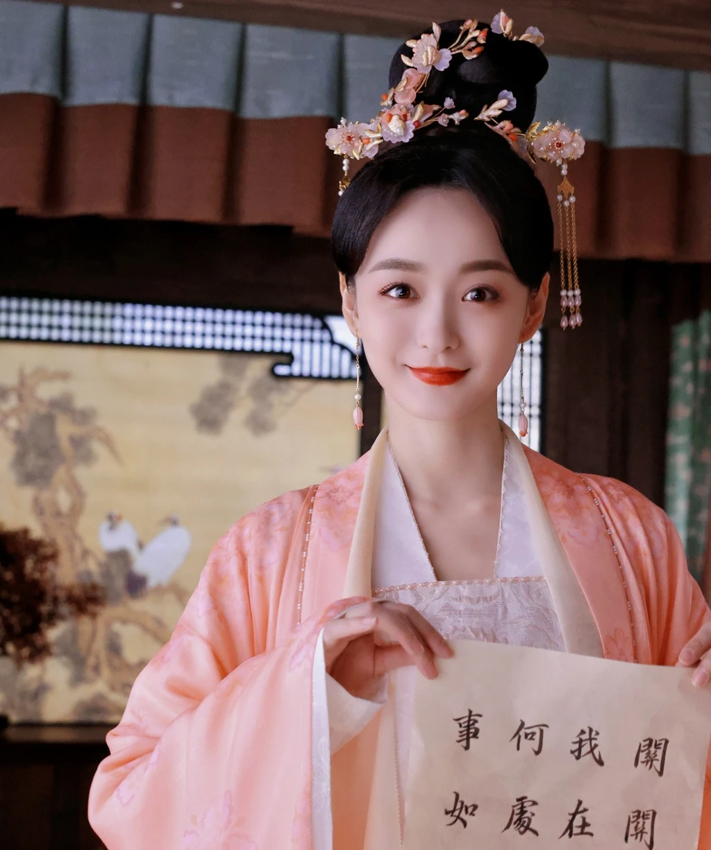 Nhan sắc kiều diễm của bông hoa nở muộn trên màn ảnh Hoa ngữ.