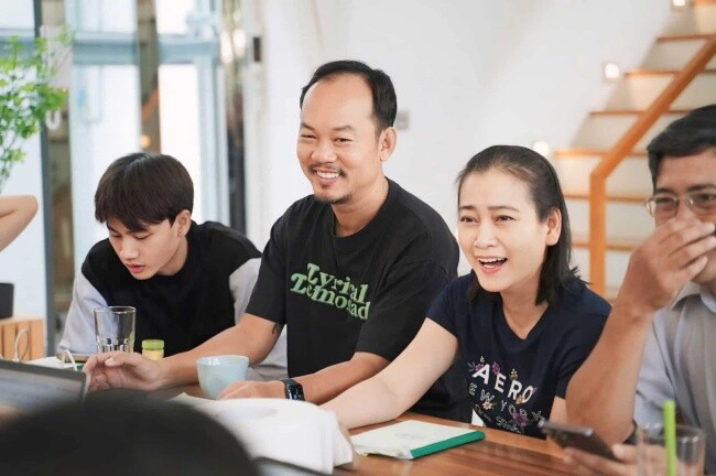 Nam diễn viên và bà xã màn ảnh trong Lật Mặt 8.