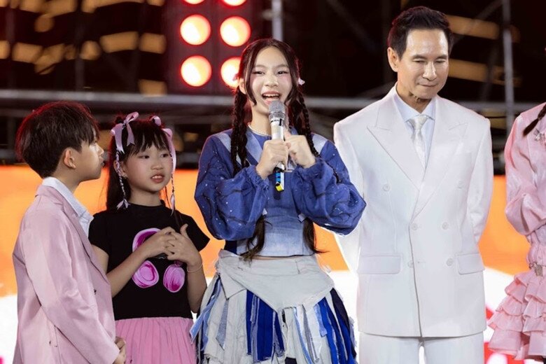 Cherry Hải My (áo xanh) - con gái Lý Hải trong showcase Lật Mặt 8. Cô bé 12 tuổi đóng vai bé Thu, con gái của chú Nhàn (Quách Ngọc Tuyên) trong phim.