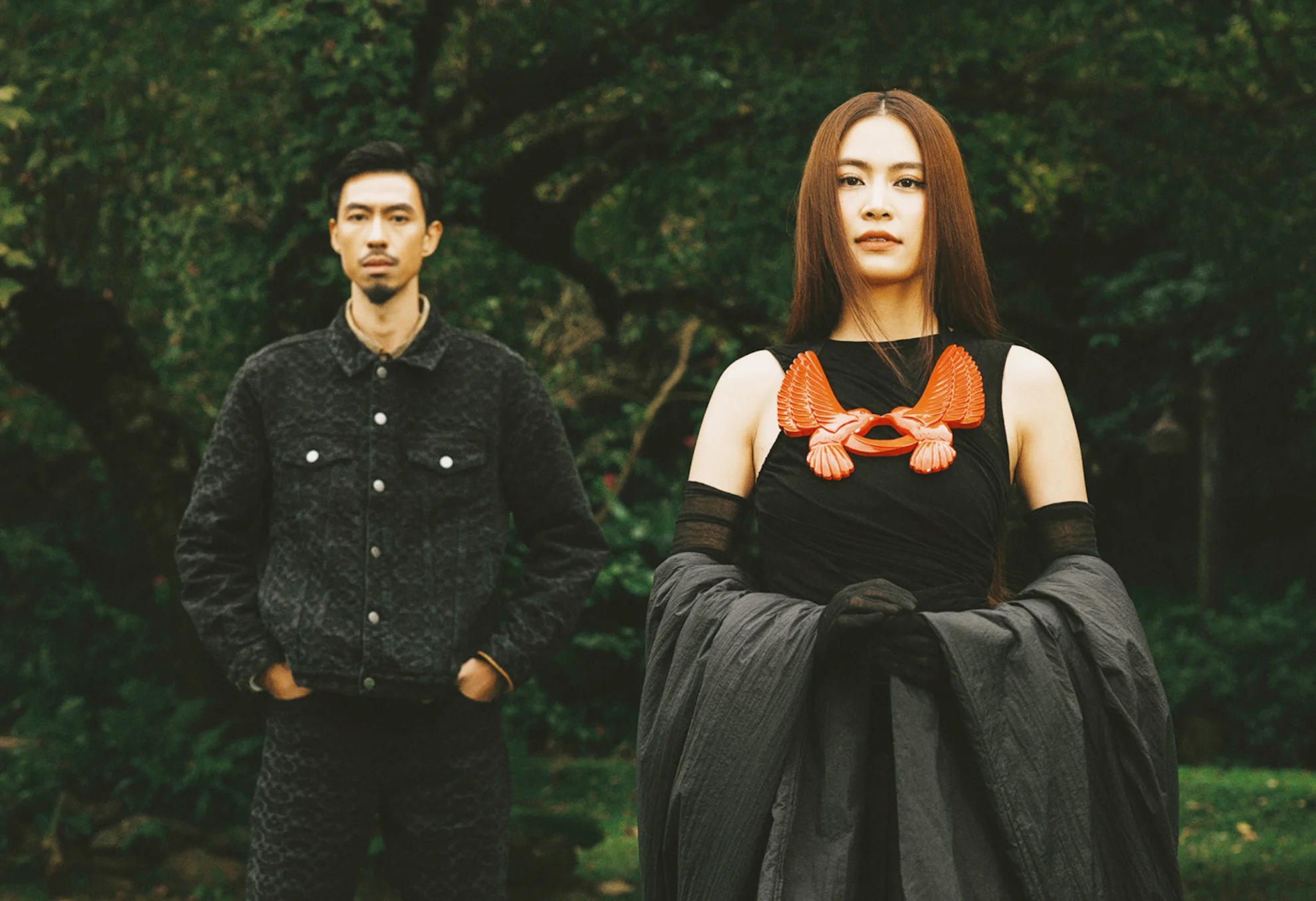 Hoàng Thùy Linh và rapper Đen Vâu trong MV Miền Đất Hứa.