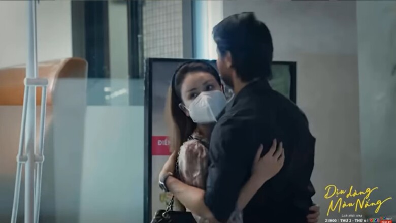 Nhân vật Lan Anh và người tình trẻ ngoại tình, ôm nhau ngay trên phố.