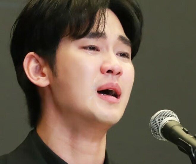 Kim Soo Hyun bật khóc trong buổi họp báo ngày 31/3 sau khi scandal xảy ra.