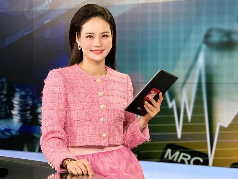 BTV Thu Hương sinh năm 1983, được khán giả yêu mến bởi nhan sắc xinh đẹp, ngọt ngào cùng phong thái thanh lịch. Cô từng "cầm trịch" nhiều chương trình của VTV như: "Chuyển động 24h", "Bản tin tài chính",...