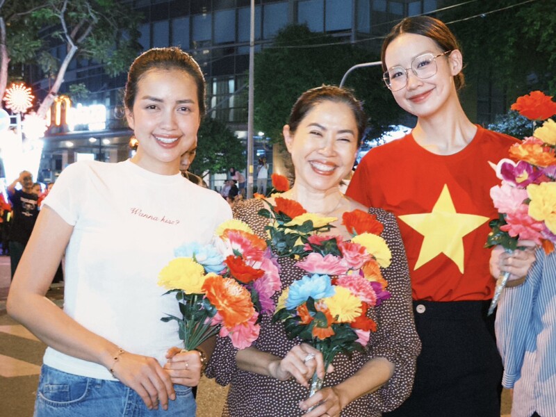 Hòa chung không khí cả nước hướng về đại lễ kỷ niệm 50 năm Thống nhất đất nước, nhiều nghệ sĩ Việt, trong đó có các Hoa hậu, đang tích cực chuẩn bị cho buổi diễu hành vào ngày 30/4 sắp tới.