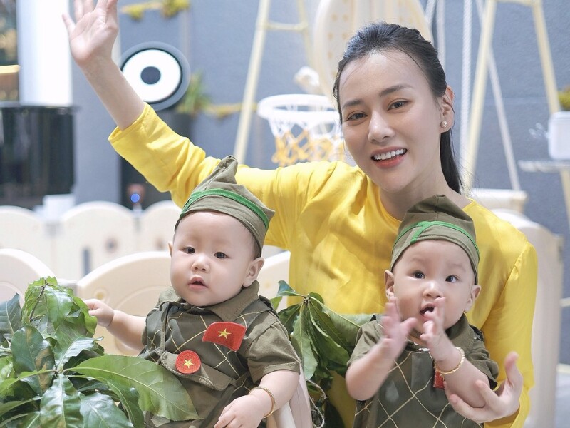 Hòa chung vào không khí cả nước mừng đại lễ 30/4, Phương Oanh đã cho 2 nhóc tì nhà mình hóa thân thành quân nhân nhí. Cặp song sinh Jimmy và Jenny được mẹ cho diện trang phục lấy cảm hứng từ hình ảnh chú bé giao liên, mang dép tổ ong cực đáng yêu.