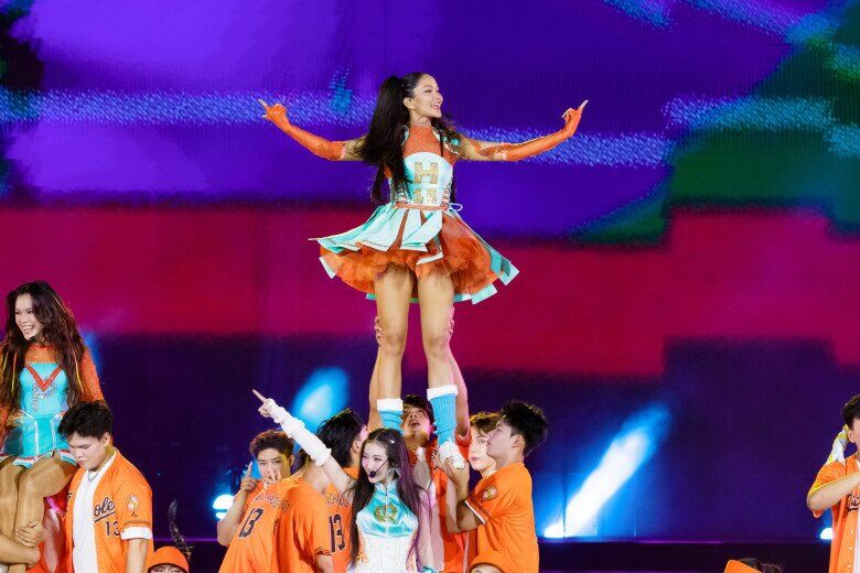 Người đẹp 9X thực hiện các động tác mạnh, nhào lộn trong concert “Chị đẹp”.