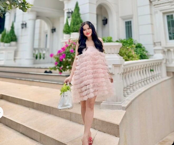 Hoa hậu Phương Lê thừa nhận áp lực khi bị nhiều “mẹ chồng online” dạy bảo.