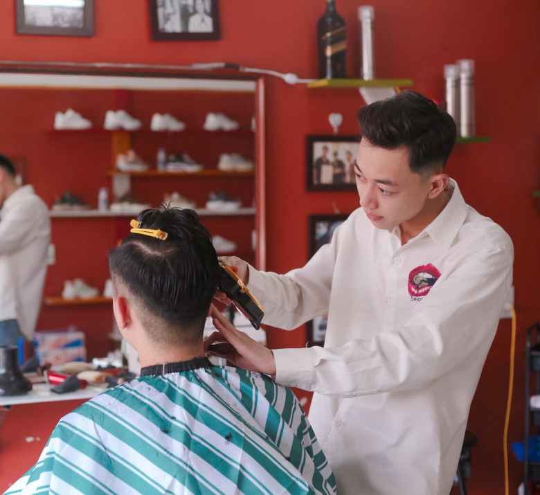 Double2T từng làm thợ cắt tóc trước khi nổi tiếng.