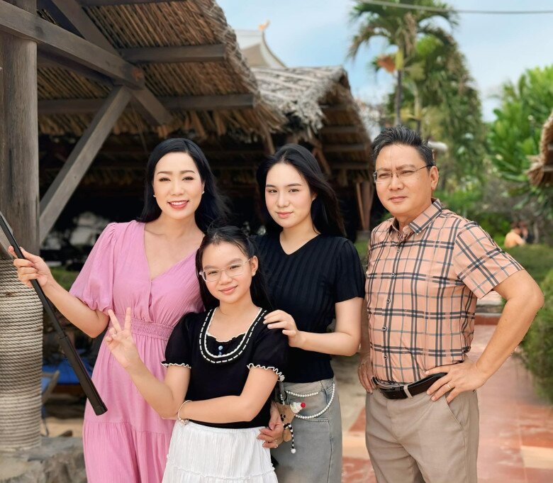 2 con gái của Trịnh Kim Chi thừa hưởng nét đẹp từ mẹ Á hậu.