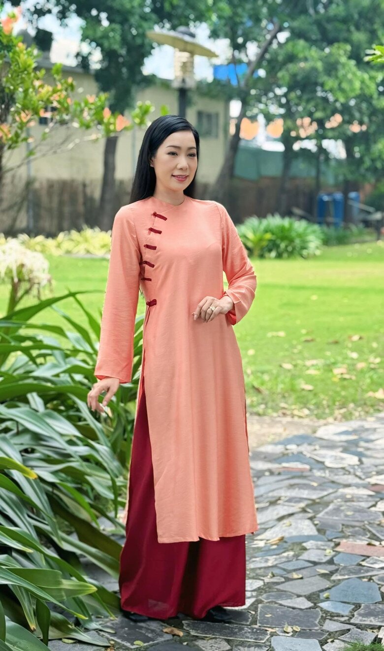 Trịnh Kim Chi là Á hậu đầu tiên của Vbiz được phong tặng danh hiệu NSƯT và NSND.