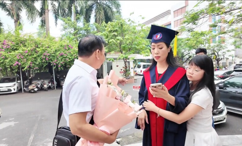 Ông xã và 2 con gái của Trịnh Kim Chi có mặt tại buổi lễ tốt nghiệp.