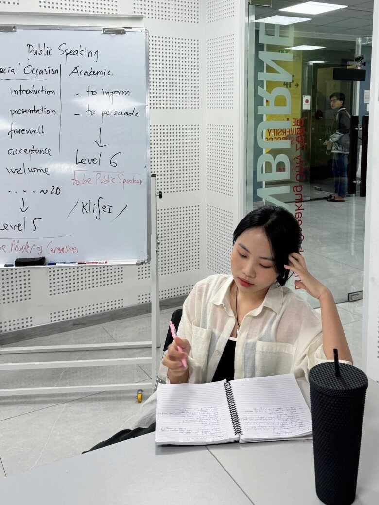 Phương Mỹ Chi đảm bảo việc học chu toàn dù nổi tiếng từ sớm.