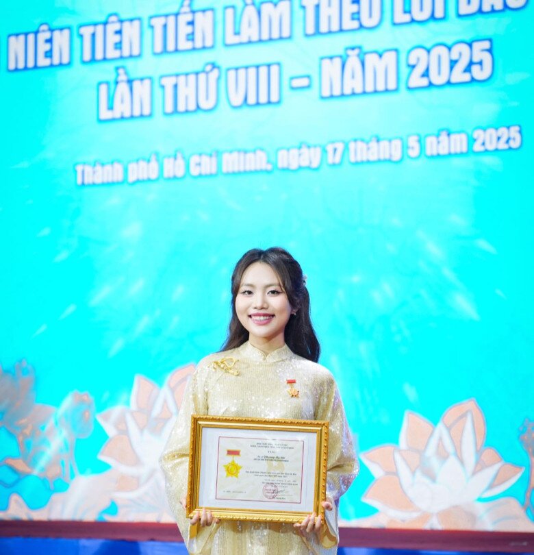 Phương Mỹ Chi vinh dự nhận danh hiệu Thanh niên tiên tiến làm theo lời Bác toàn quốc.
