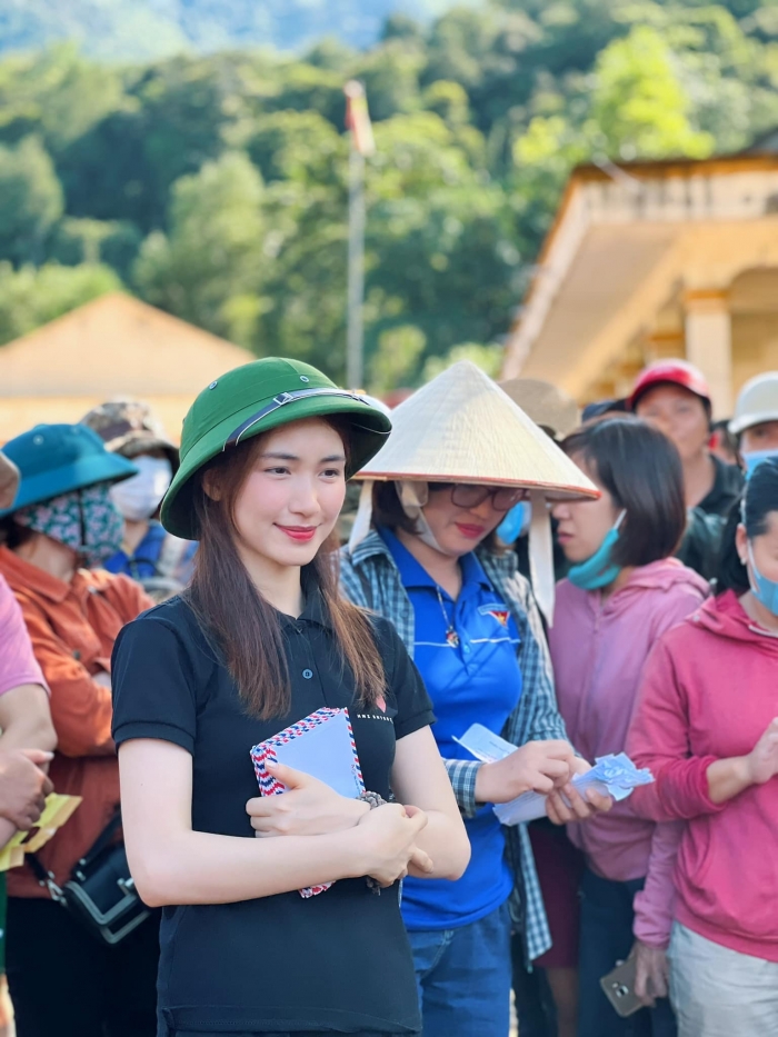 Hòa Minzy tích cực hoạt động thiện nguyện.