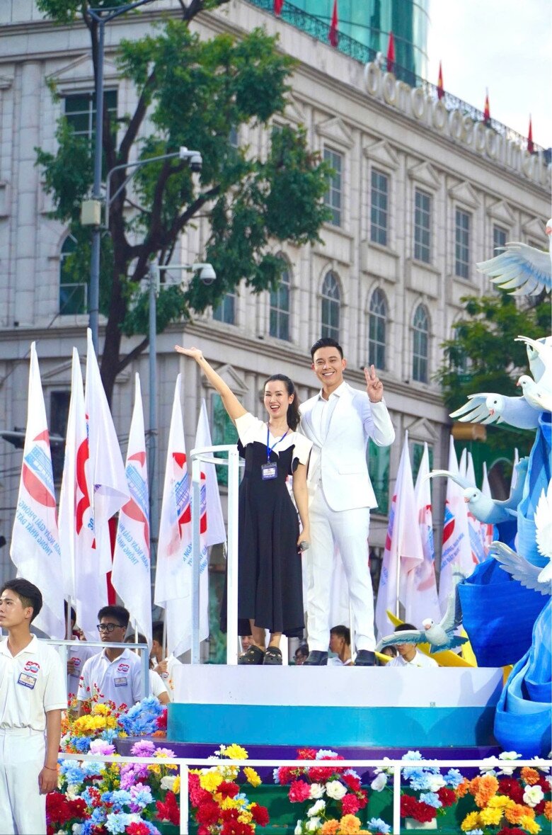 Võ Hạ Trâm nhận được nhiều lời khen ngợi khi biểu diễn ca khúc “Viết tiếp câu chuyện hòa bình”.
