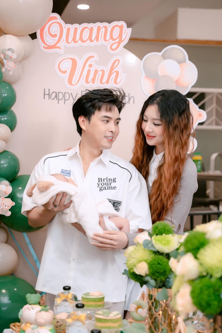 Hồ Quang Hiếu đón con đầu lòng với bà xã kém 17 tuổi.