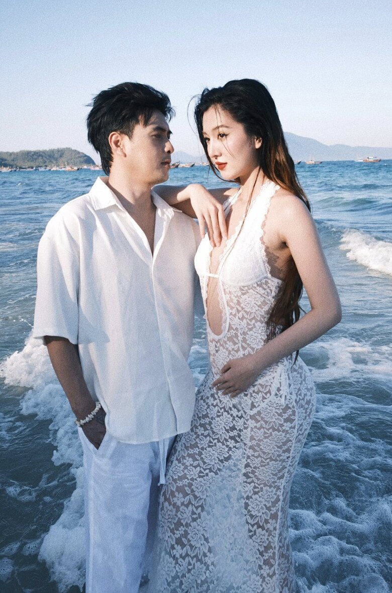 Bà xã Hồ Quang Hiếu trẻ trung sau khi sinh con đầu lòng.