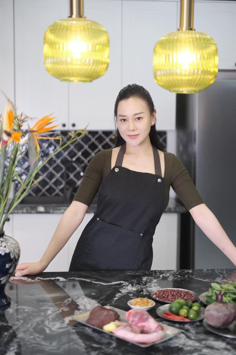 Phương Oanh xây dựng chế độ ăn uống khoa học để kiểm soát cân nặng.