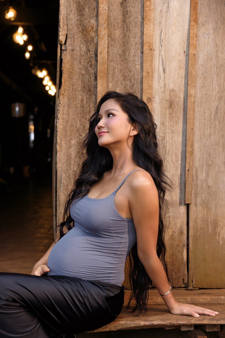 H’Hen Niê hiện đang mang thai con đầu lòng, tình hình sức khỏe ổn định.