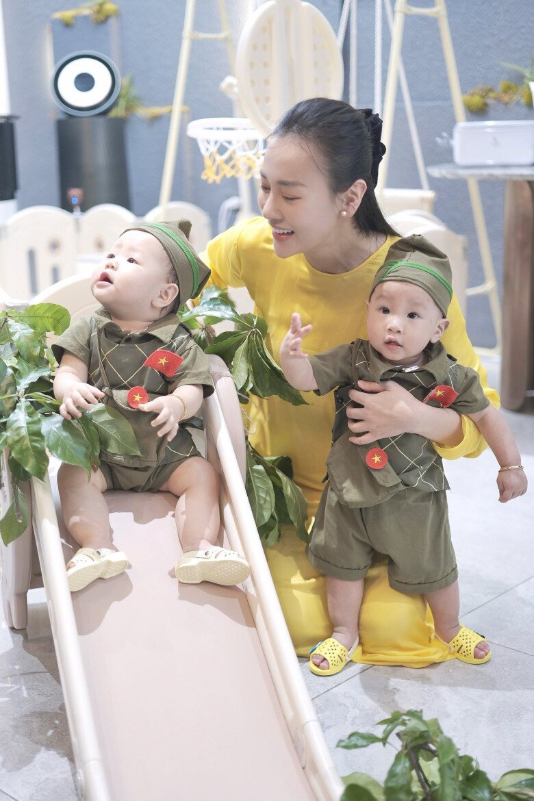 Phương Oanh được khen ngợi chăm sóc con rất khéo léo.