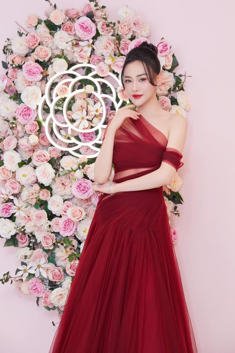 Sắc vóc của Phương Oanh sau khi sinh con đầu lòng được nhiều khán giả ngưỡng mộ.