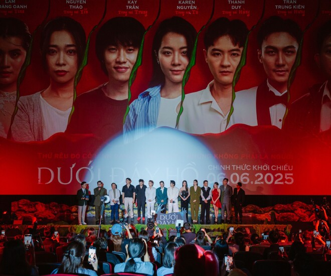 Dàn diễn viên “Dưới Đáy Hồ” tại buổi showcase.