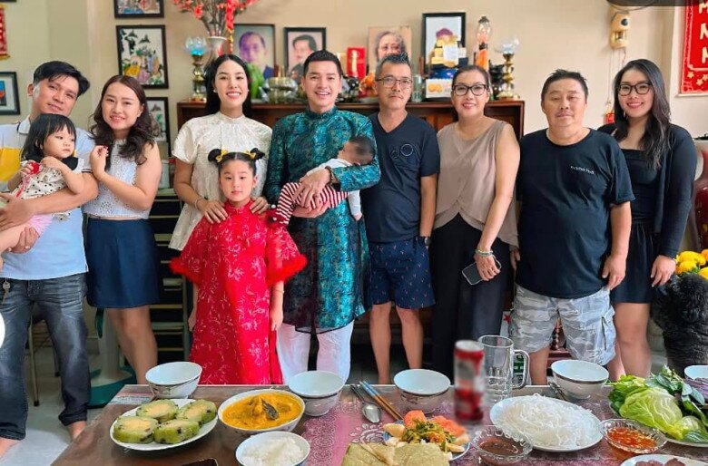 Quang Minh đưa bạn gái và con gái riêng của cô về ra mắt gia đình.