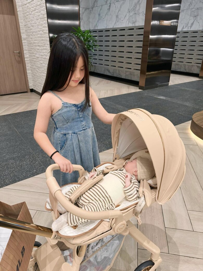 Con gái của Tăng Khánh Chi có tính cách rất hiểu chuyện, ra dáng chị lớn yêu thương em.