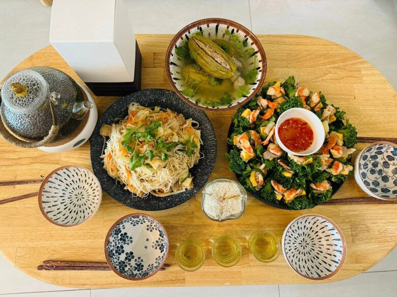 Quang Minh khoe mâm cơm tươm tất bạn gái nấu cúng giỗ bố.