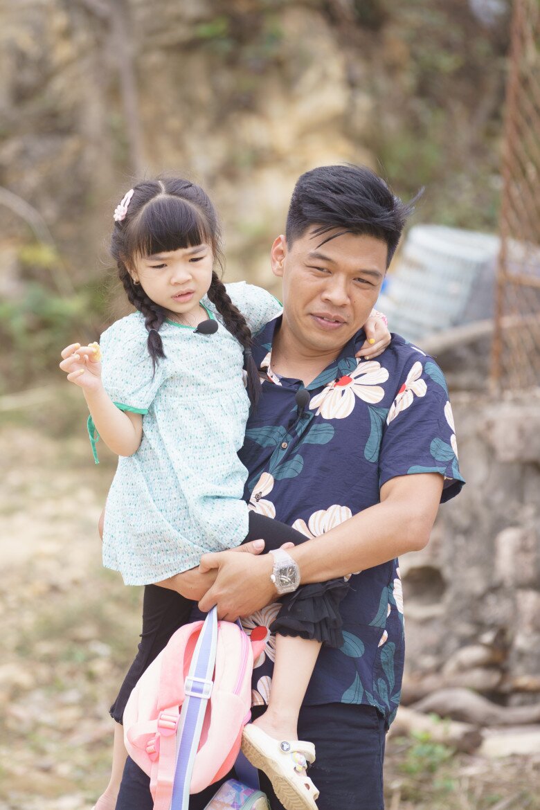 Con gái Trung Ruồi gặp vấn đề vì quá nhạy cảm với môi trường đảo hoang sơ.