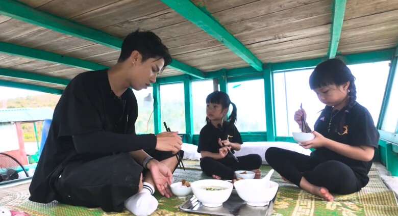 Neko Lê đưa cả 2 con gái tham gia chương trình.