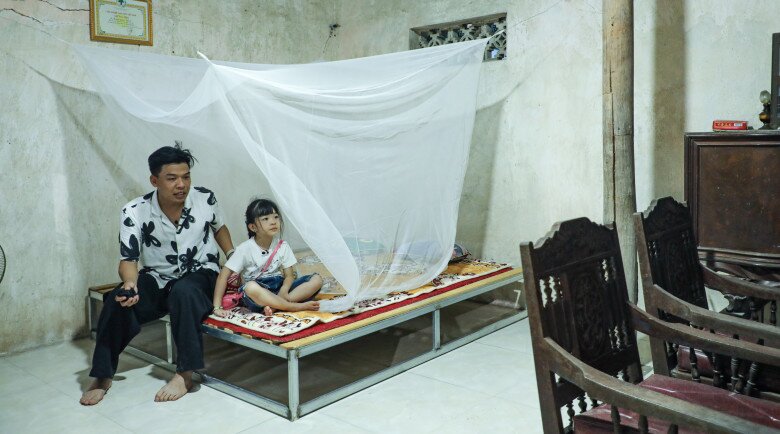 Trung Ruồi chọn dạy dỗ ái nữ theo cách nhẹ nhàng, làm bạn với con.
