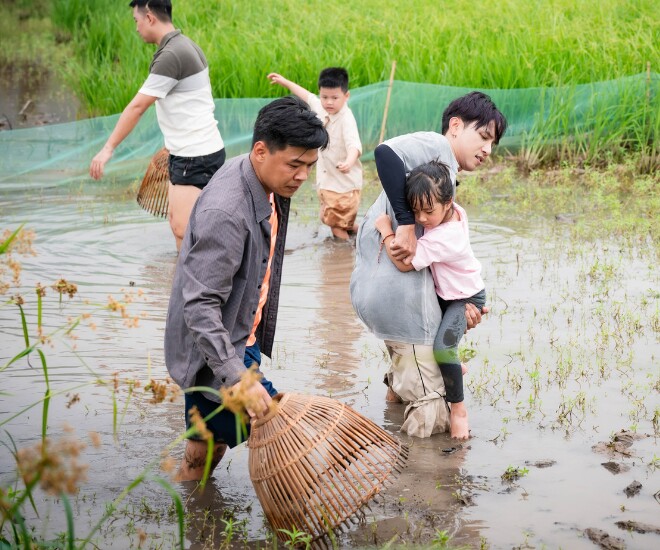 Dàn cast “Bố ơi mình đi đâu thế?” được trải nghiệm cuộc sống thiếu thốn ở nông thôn.