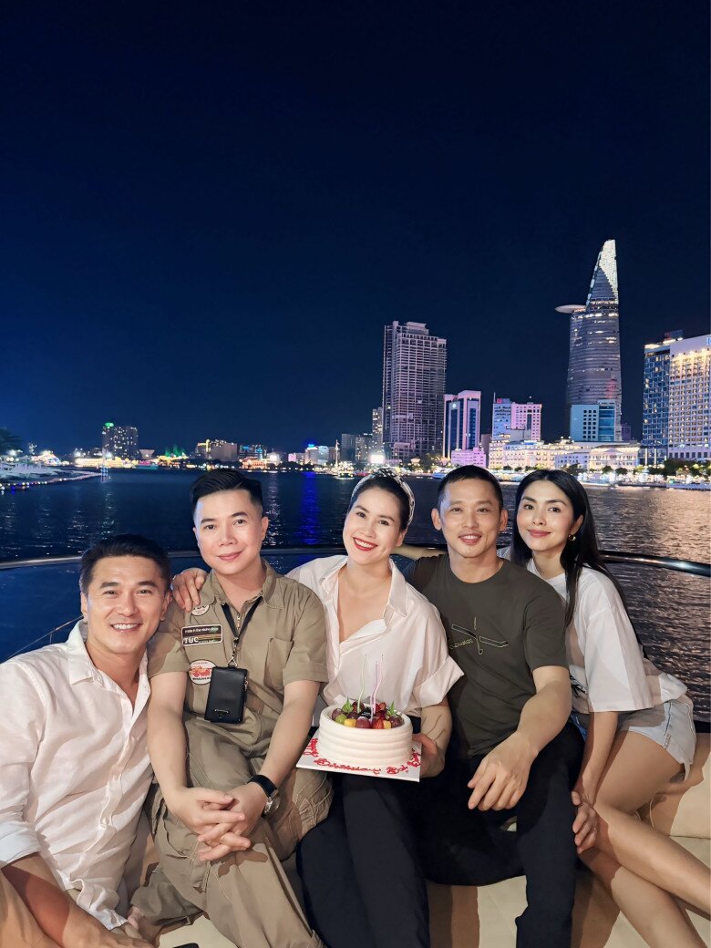 Dù bận rộn nhưng vào mỗi dịp đặc biệt của bạn thân, Tăng Thanh Hà luôn góp mặt.
