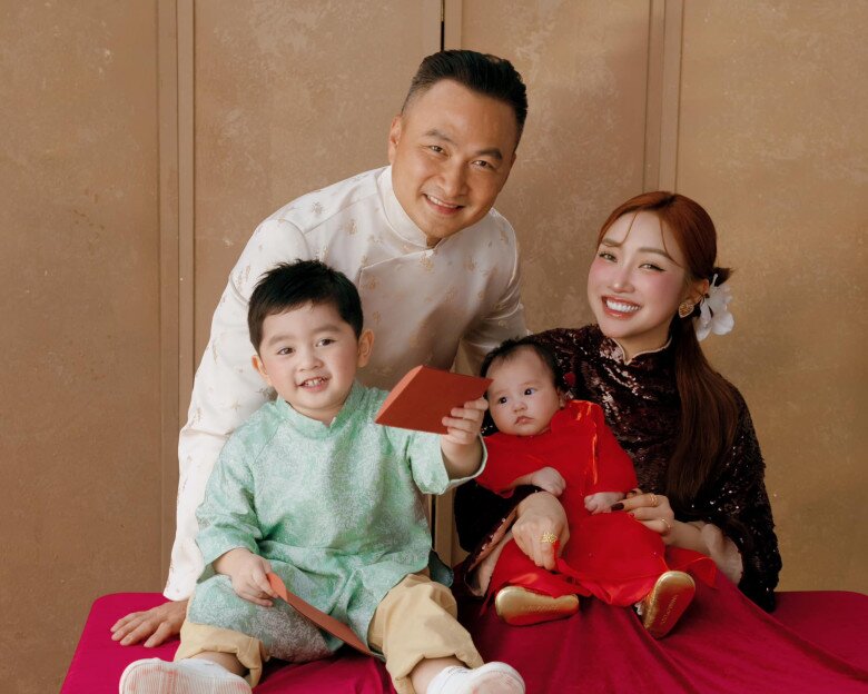 Nam diễn viên làm bố bỉm sữa đông con ở tuổi ngoài 50.