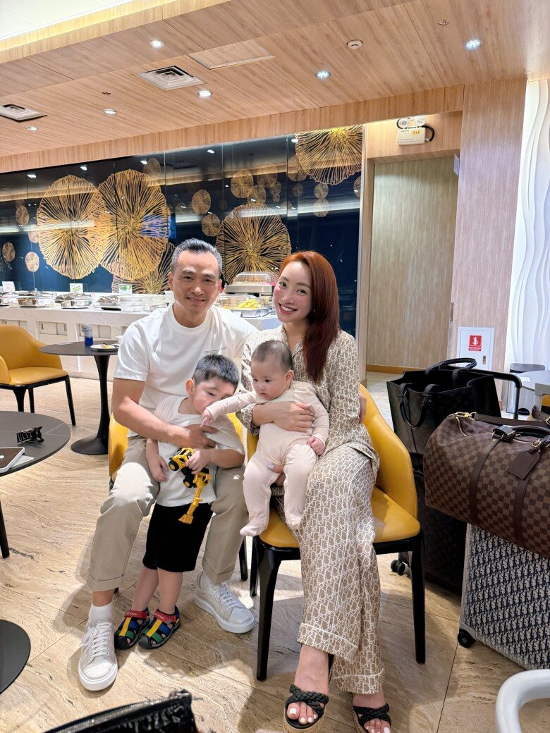 Cặp đôi được khen ngợi chăm con khéo léo, không để các bé thiếu thứ gì.