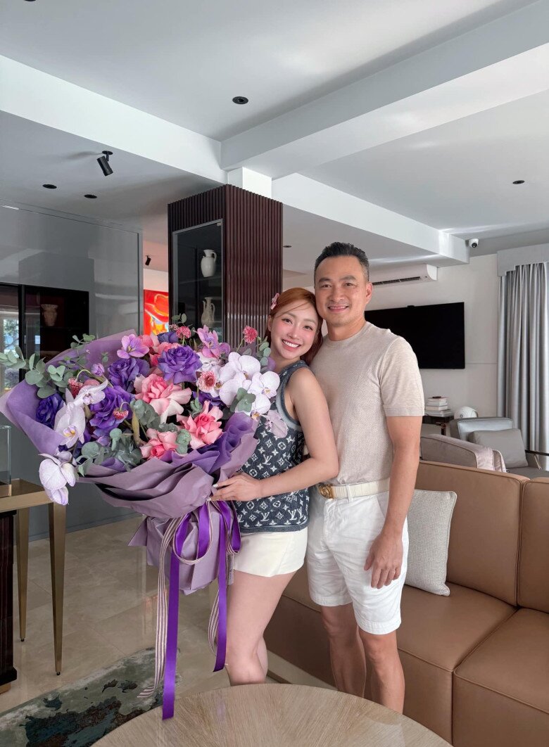 Nam diễn viên yêu thương và cưng chiều bà xã hết mực.