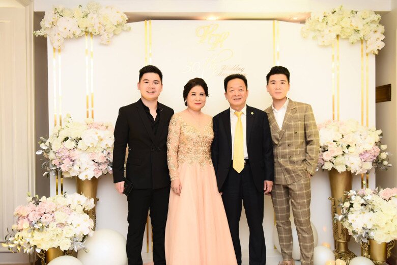 Cả 2 con trai của Bầu Hiển đều có bằng cấp tại Anh về lĩnh vực tài chính - ngân hàng.