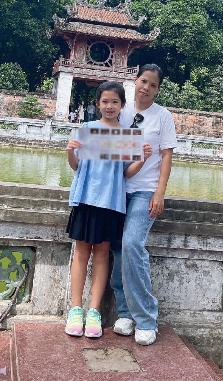 Bé Lavie thường xuyên được bảo mẫu đưa đi vi vu khắp nơi khi có thời gian rảnh hoặc hoàn thành kỳ thi.