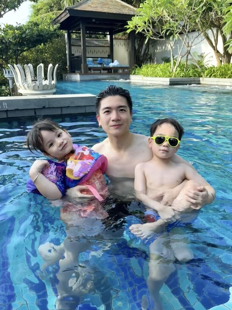 2 con của doanh nhân Đỗ Quang Vinh được học tại trường quốc tế, có tính cách rất ngoan ngoãn và thông minh.