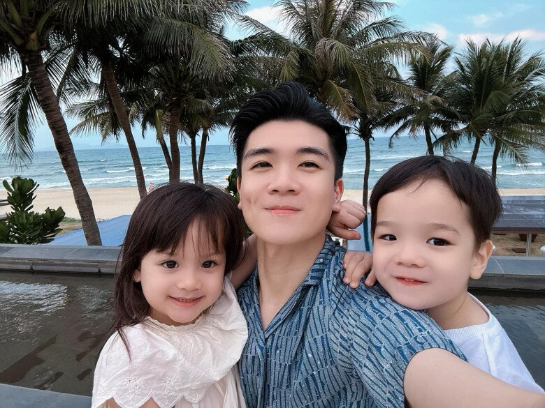 Dù bận rộn công việc, Đỗ Quang Vinh vẫn luôn dành thời gian để ở bên con.