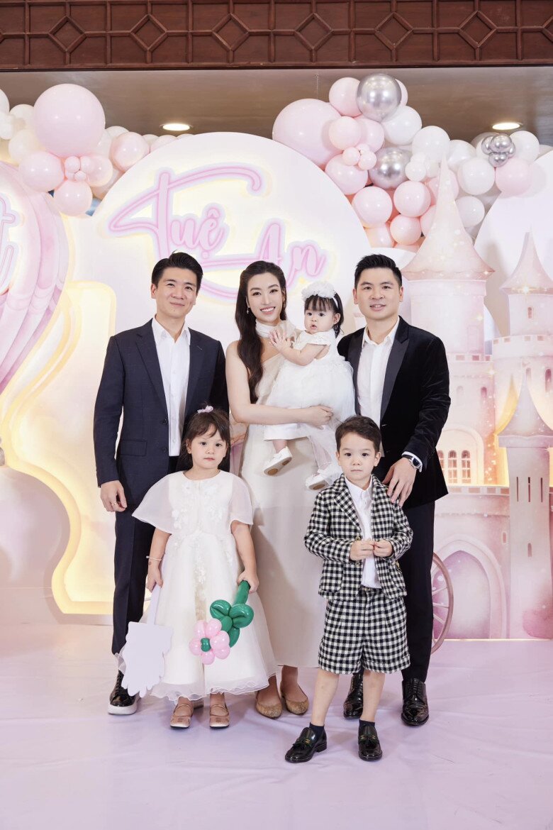 Vợ chồng Đỗ Vinh Quang và Đỗ Mỹ Linh cũng giúp đỡ anh trai nuôi con.