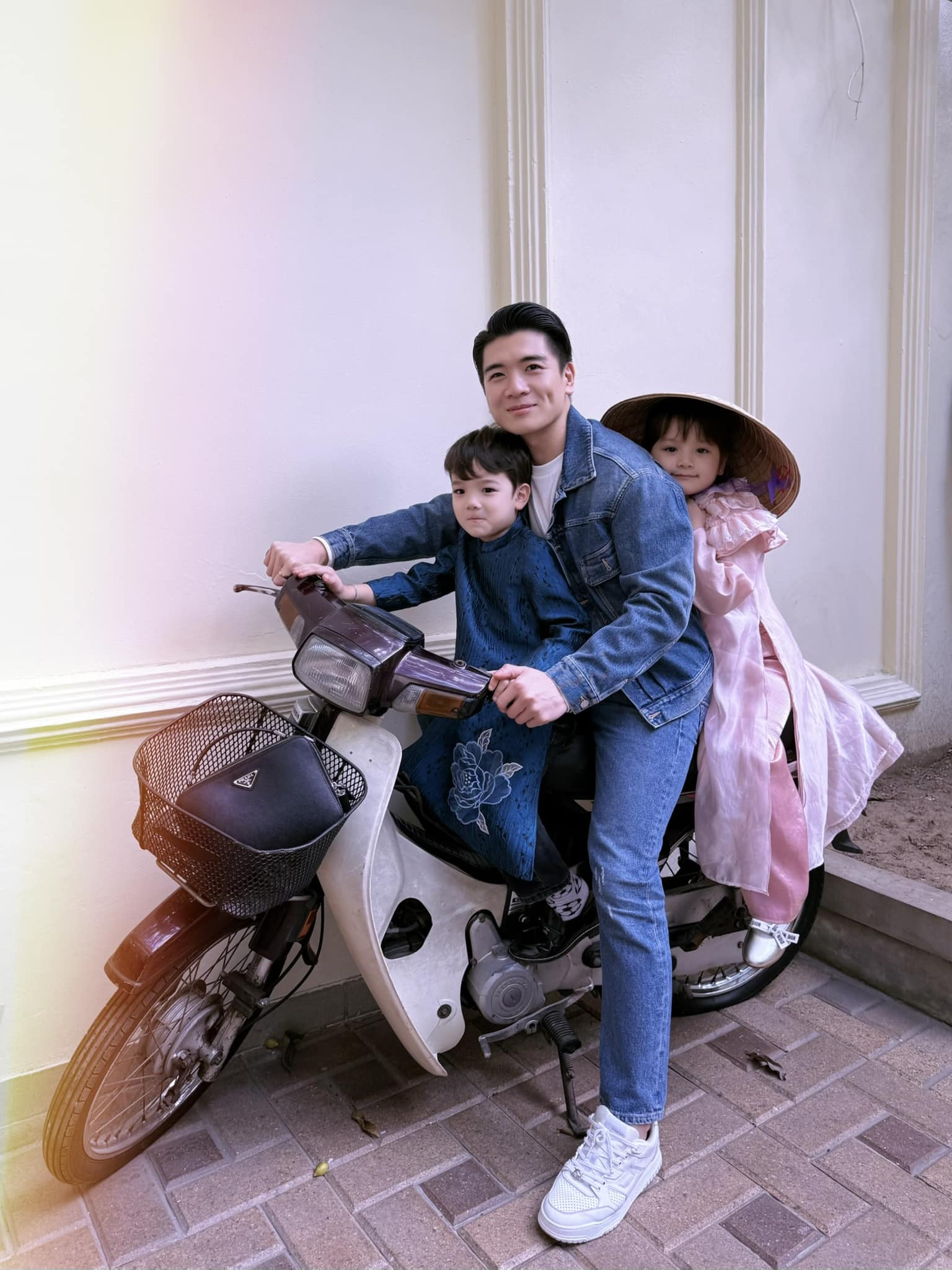 Con trai cả của Bầu Hiển hiện đang làm bố đơn thân.
