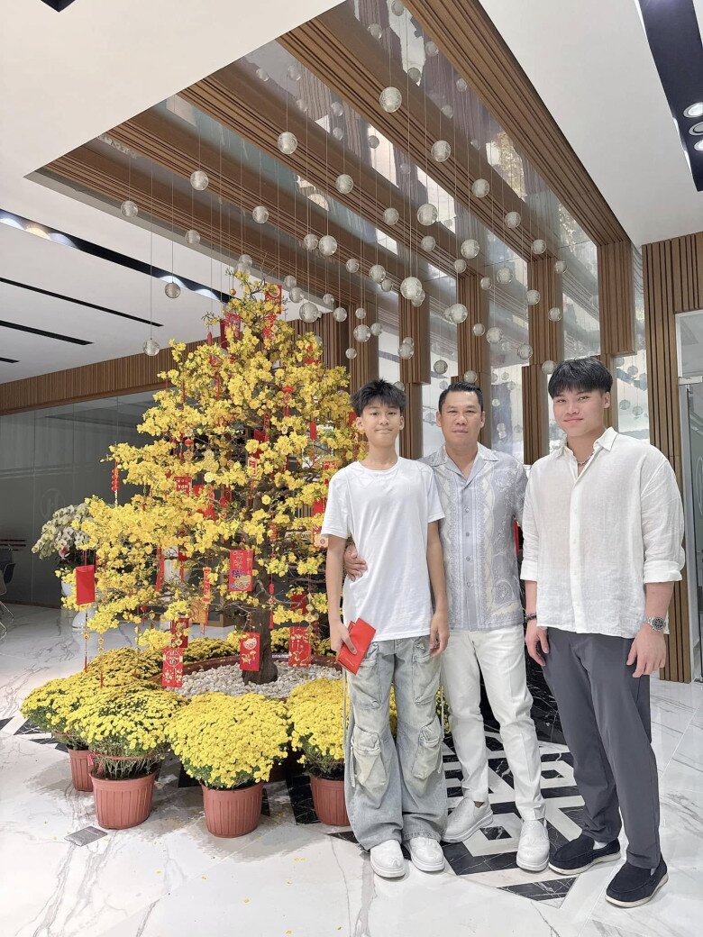 Đức Huy thường xuyên khoe những khoảnh khắc hạnh phúc bên 2 quý tử.