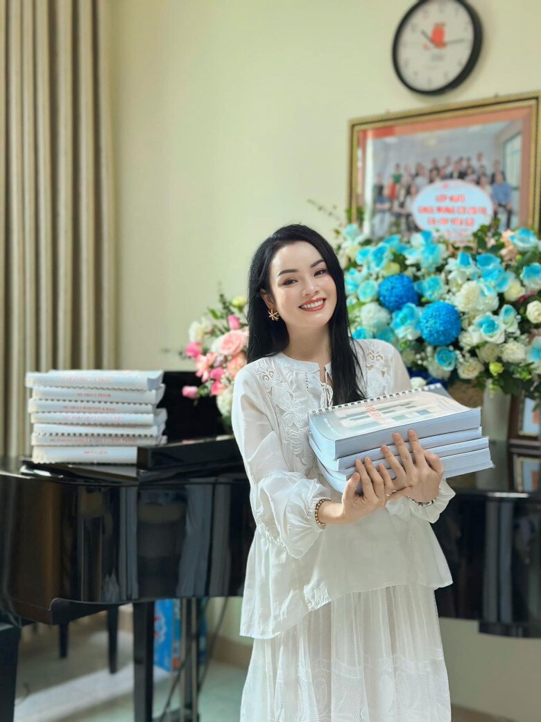 Tân Nhàn là nữ nghệ sĩ hiếm hoi của Vbiz có học vị Tiến sĩ.