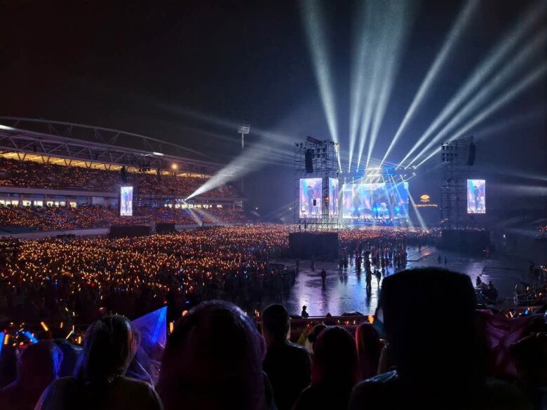 Khán giả đội mưa, hát nhảy hết mình cùng dàn nghệ sĩ.