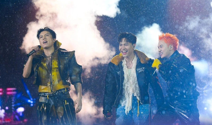 Nhiều anh trai gặp sự cố trên sân khấu.