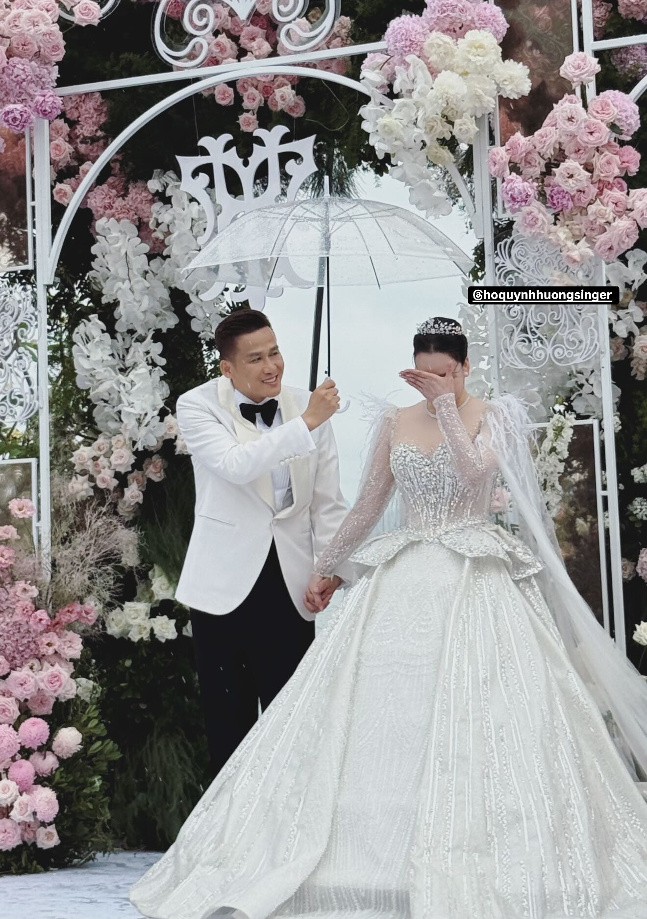 Hồ Quỳnh Hương bật khóc trên lễ đường, chồng doanh nhân cầm dù che cho vợ lúc trời mưa.